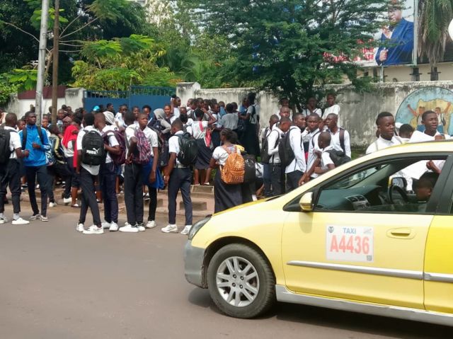 Des élèves des écoles conventionnées catholiques en grève ont manifesté ce lundi au ministère de l'EPST